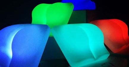 We Need One of These ‘Slap It’ Bum Lamps In Our Homes