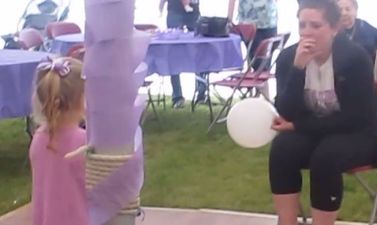 Four-Year-Old Sings ‘I’m Gonna Love You Through It’ to Her Mother Who Is Battling Cancer