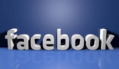 Girl Posts Photo To Facebook, Her Dad Embarrasses Her By Recreating It