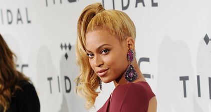 Beyoncé Tells Stylist to “Stop It” on Red Carpet at Event in New York