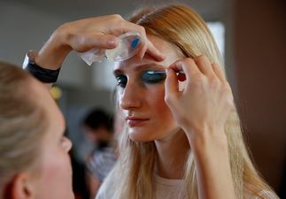 There’s A New Way To Apply Eyeshadow And It’s Called Mooning