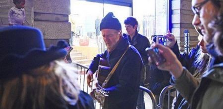 WATCH – Glen Hansard Pays Tribute To David Bowie Outside His New York Apartment