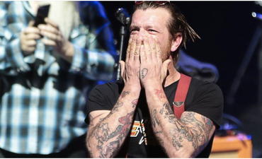 Eagles Of Death Metal Finish Their Concert 3 Months After Paris Attacks