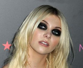 10 Simple Steps to Completely FAILING to Achieve a ‘Smokey Eye’