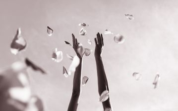 PICS: The Internet Has Fallen In Love With This 95-Year-Old Flower Girl