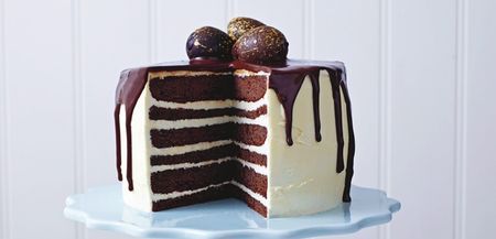 This Chocolate And Vanilla Drizzle Cake Looks A-MAZ-ING