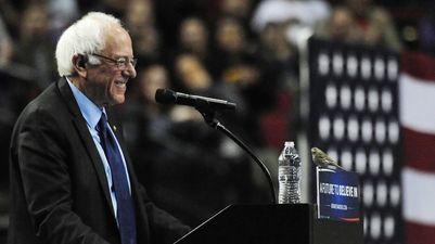 VIDEO – The Crowd Going Wild For A Tiny Bird At A Bernie Sanders Rally Is ADORABLE