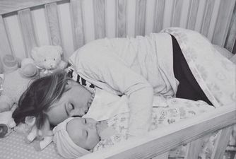 Woman explains the moving reason she decided to get into her daughter’s cot and give her a hug