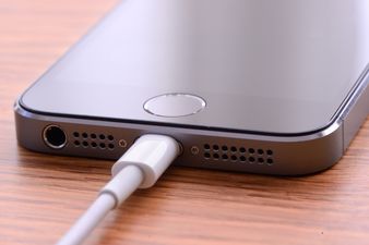 Leaked photos of iPhone 7 show a brand new way of charging battery