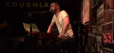 Irish man performs beautiful tribute to Prince in Cork Pub