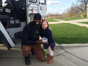 PICS -This little girl gave her favourite bin man a birthday present and it’s TOO CUTE
