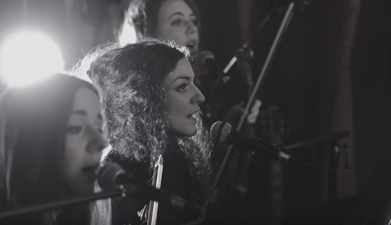 These Irish girls’ cover of ‘The Foggy Dew’ will give you chills