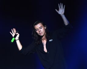 Harry Styles played a surprise gig in  London last night and fans freaked out