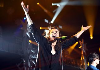 Fans are freaking out after getting a proper look at Harry Styles’ new hair