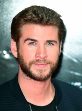 Liam Hemsworth’s awkward stance in the Cyrus family photo is making everyone laugh