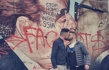 #TwoMenKissing – The Twitter hashtag that deserves to trend worldwide