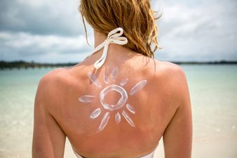 This clever hack will help you to apply sun cream on your back