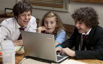 People are freaking out about this picture of the kids from ‘Outnumbered’