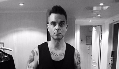 The entire internet is lusting after Robbie Williams for a very justifiable reason