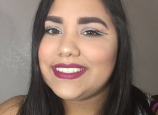 This MUA’s seriously clever way to get a background for her makeup is hilarious