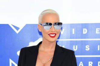 There was an unusual style trending at the VMAs