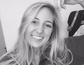 This girl’s elegant graduation photo shoot was ruined by the funniest photobomb ever