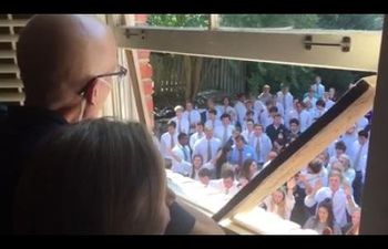 Hundreds of students gather outside ill teacher’s house to sing to him