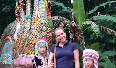 Guy captures the moment his girlfriend’s watch was stolen by cute little girl