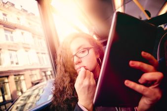 One man told woman on train to stop applying makeup, crowd responds brilliantly