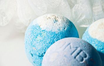 This man hid ring in his girlfriend’s bath bomb