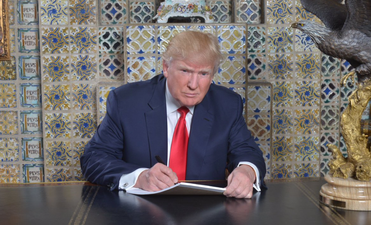 People noticed a hilarious problem with this photo Trump just tweeted of himself