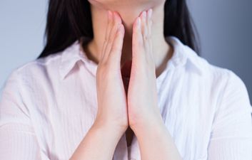 Woman shares photo showing easily “missed” thyroid cancer symptom