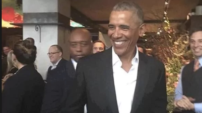 The Obamas lunch with Bono in New York, resulting in a standing ovation