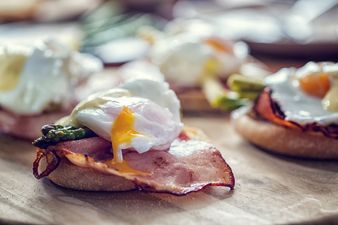 Here’s 5 different ways to make the PERFECT poached egg