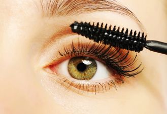 3 GENIUS hacks that will transform your mascara game forever