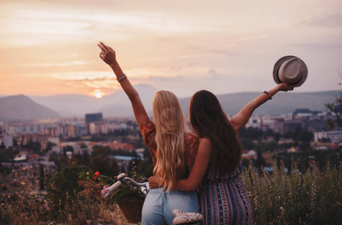 10 things you can do to reconnect with your busy bestie this summer