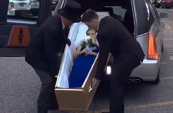 This ‘drop dead gorgeous’ teen arrived to prom in a coffin