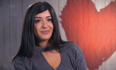Alopecia sufferer receives huge praise for removing her wig on First Dates