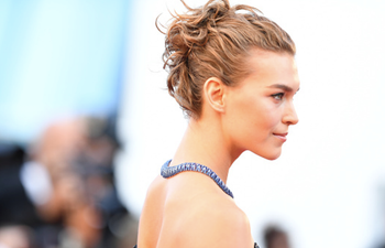 This model’s wedding dress is extremely simple but SO beautiful