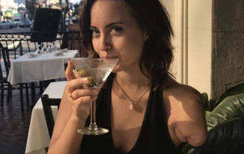 This woman with one arm has the BEST Tinder bio ever