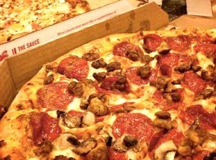 This man paid for his Domino’s by singing… and it’s a beautiful sight