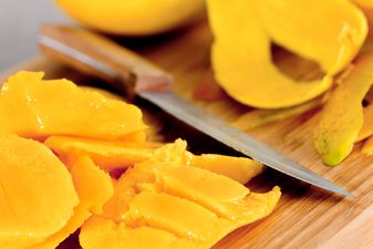 This woman’s trick for peeling  mango is absolutely genius