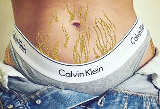 This woman turned her stretch marks into art with glitter and it’s beautiful