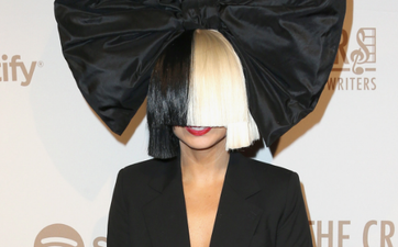 Sia shares nude picture of herself before paparazzi sold it online