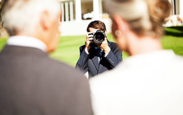 Guy wants to know if wedding photographer hates him because of this