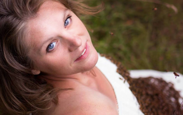 Mum who went viral with bee-bump maternity photoshoot loses baby