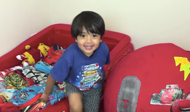 This six-year-old boy makes over €9m a year doing this one thing