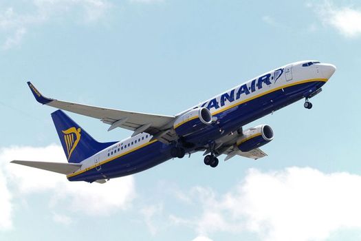Ryanair flight forced to turn back to airport after 15 minutes over row between passengers