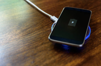 Pregnant woman dies after charging her phone in the bath