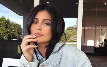 A new photo of Kylie Jenner’s ‘bump’ has emerged and we’re confused